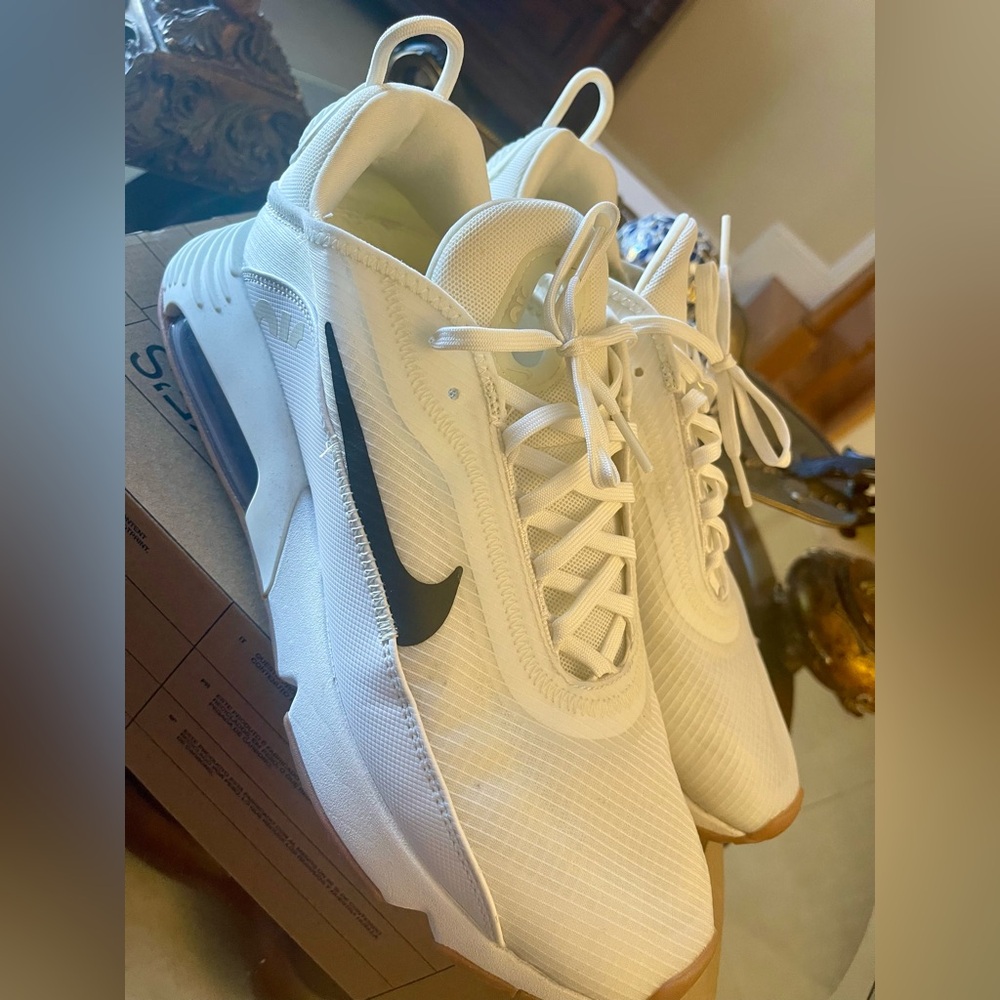 Nike tennis shoes, like new, only used at home, shipped with a box